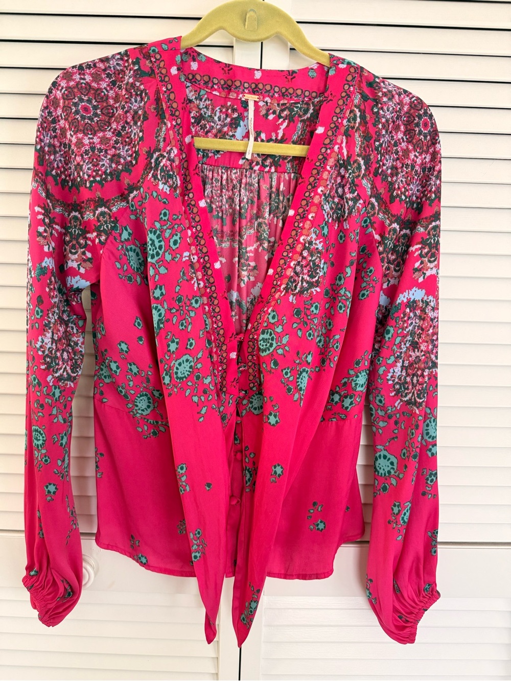 FREE PEOPLE Women's Fuchsia Printed V-Neck Blouse with Tie